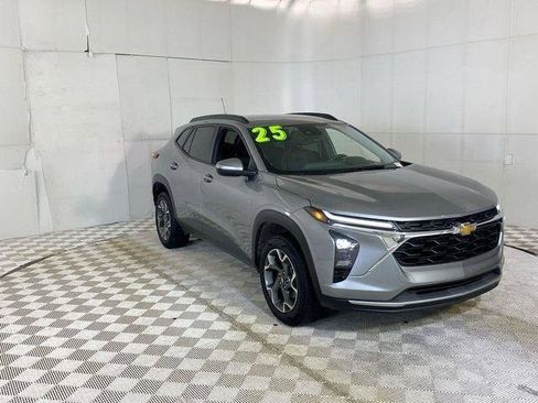 Used 2025 Chevrolet Trax LT FWD image 49