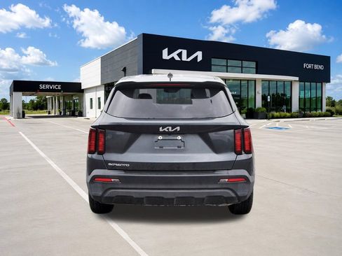 Used 2023 Kia Sorento LX FWD image 6