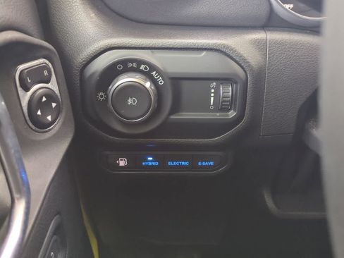 Used 2023 Jeep Wrangler Unlimited Sahara AWD/4WD image 17
