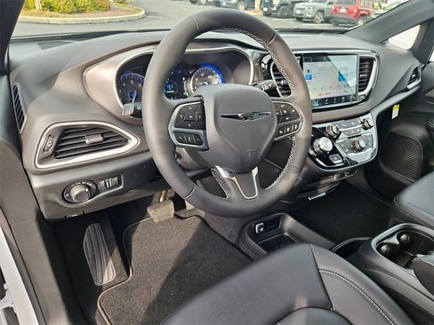 New 2026 Chrysler Voyager LX image 13