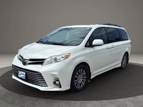 Used 2019 Toyota Sienna XLE image 18