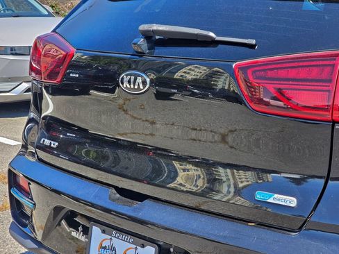 Used 2020 Kia Niro EX Premium w/ Cold Weather Package FWD image 13