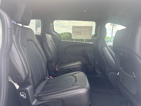 New 2027 Chrysler Pacifica Select AWD/4WD image 12