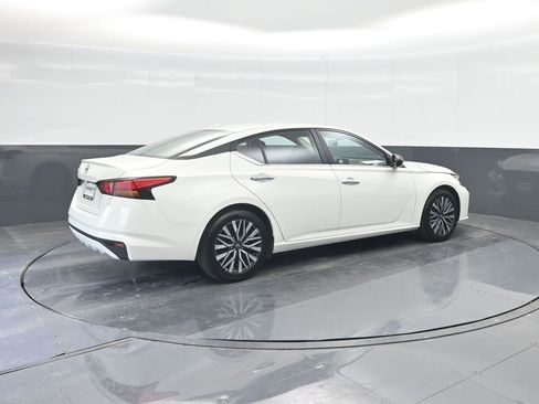 Used 2025 Nissan Altima 2.5 SV FWD image 15