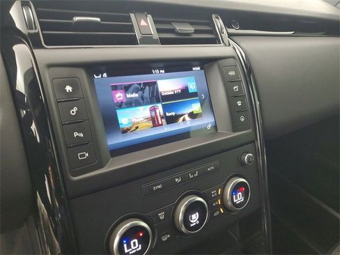 Used 2017 Land Rover Discovery SE image 28