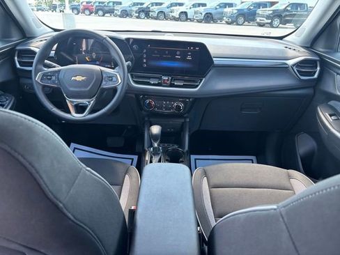 Certified 2025 Chevrolet TrailBlazer LT w/ LT Cold Weather Package AWD/4WD image 19
