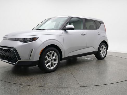Used 2025 Kia Soul LX w/ LX Technology Package FWD image 3