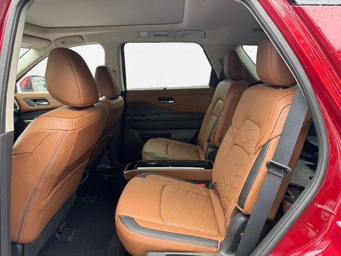 Used 2024 Nissan Pathfinder Platinum FWD image 24