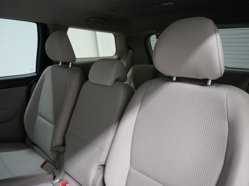 Used 2021 Kia Sedona LX image 11