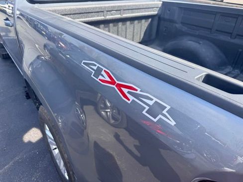 Used 2022 Chevrolet Colorado LT w/ LT Convenience Package image 11