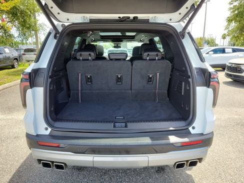 Certified 2025 Chevrolet Traverse LT w/ Sun and Wheel Package FWD image 11