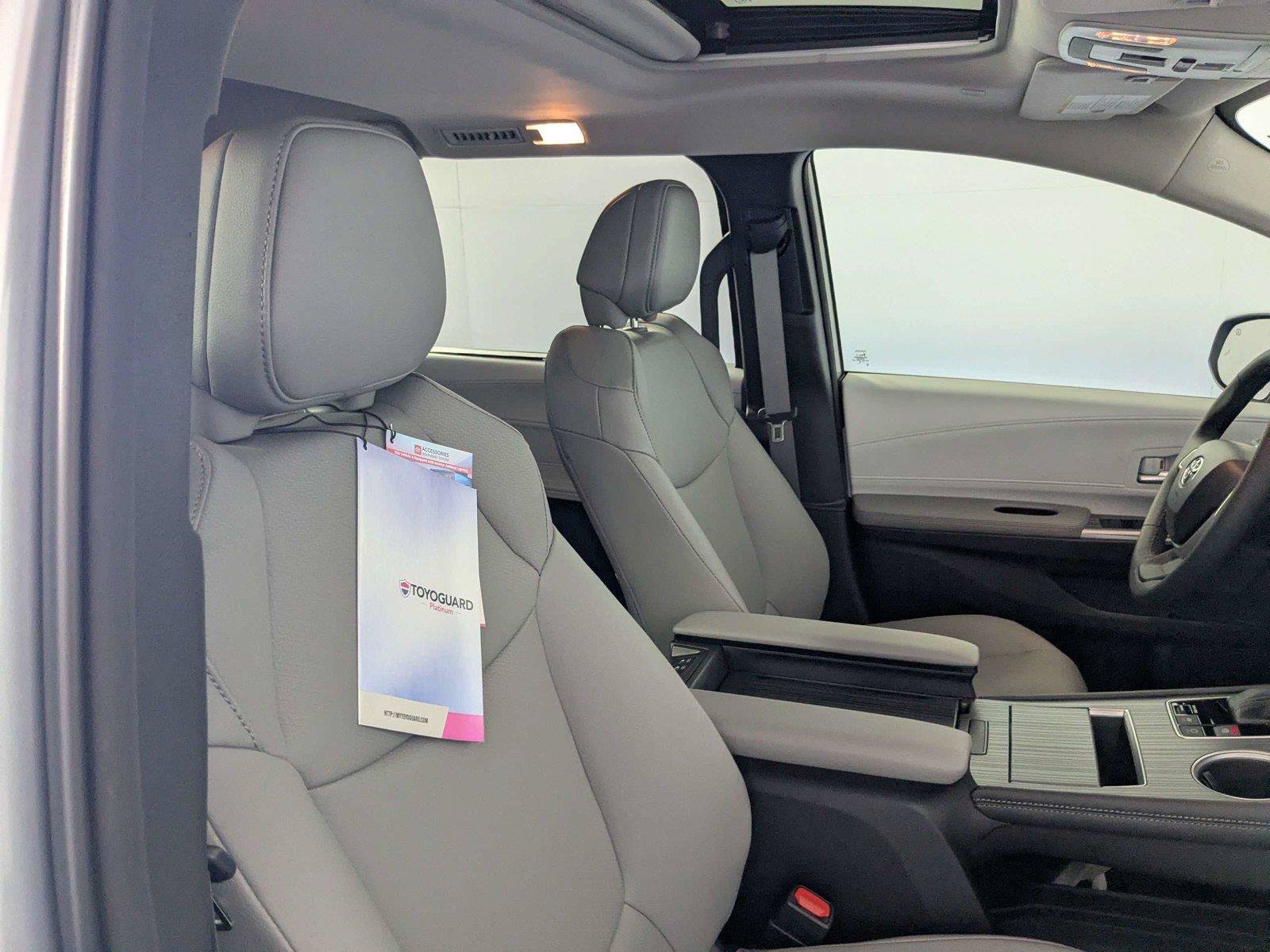 Certified 2025 Toyota Sienna XLE FWD image 32