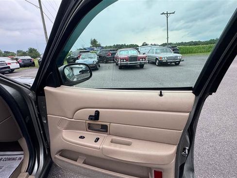 Used 2003 Ford Crown Victoria LX RWD image 36