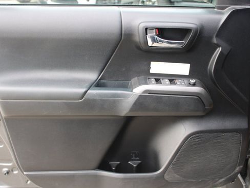 Used 2017 Toyota Tacoma TRD Off-Road image 9