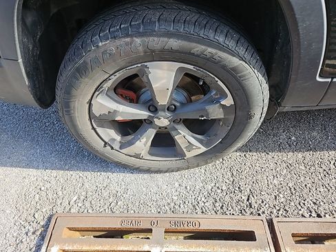 Used 2019 Jeep Cherokee Limited image 11