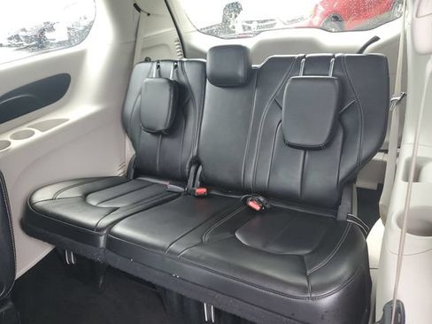 Used 2023 Chrysler Pacifica Touring-L FWD image 12
