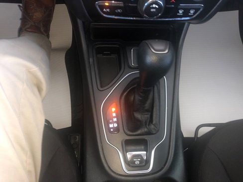 Used 2019 Jeep Cherokee Latitude w/ Popular Appearance Group image 15