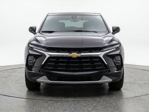 Used 2025 Chevrolet Blazer LT FWD image 2