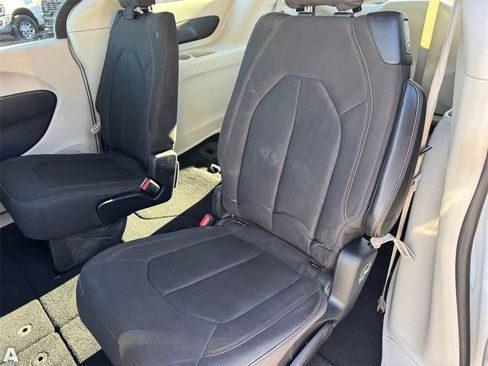 Used 2019 Chrysler Pacifica LX image 14