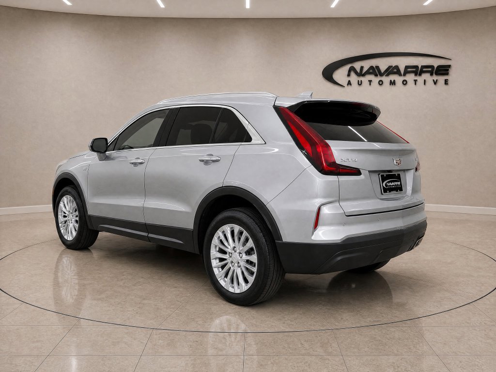 Used 2024 Cadillac XT4 Luxury w/ Cold Weather Package FWD image 5