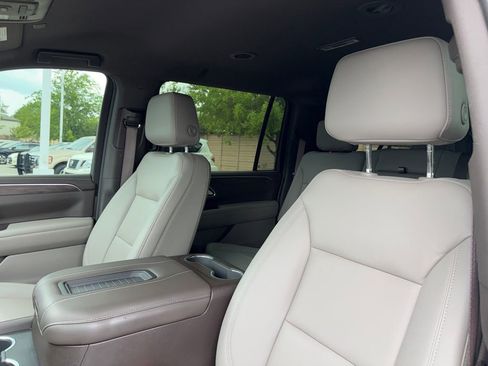 Used 2023 Chevrolet Suburban Z71 w/ Luxury Package image 10