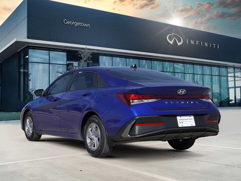 Used 2025 Hyundai Elantra SE image 5