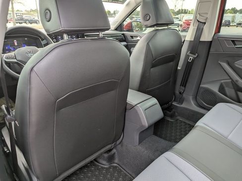 Certified 2025 Volkswagen Jetta SE w/ Sunroof Package image 24