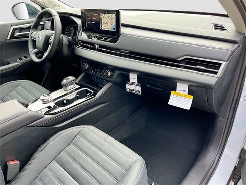 New 2025 Mitsubishi Outlander AWD image 31