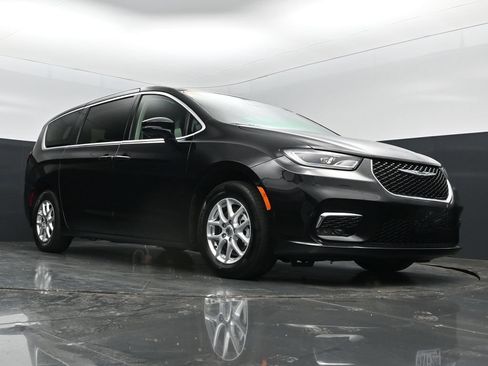 Used 2024 Chrysler Pacifica Touring-L FWD image 45