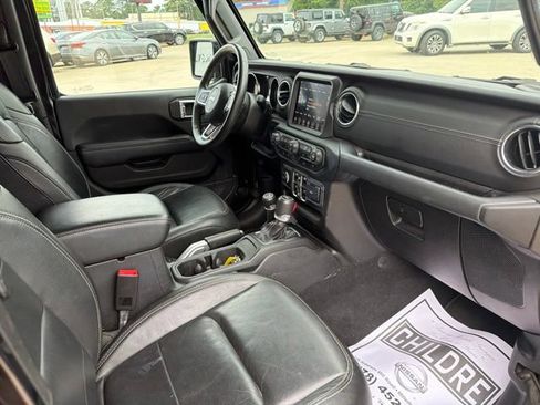 Used 2019 Jeep Wrangler Unlimited Sahara AWD/4WD image 16