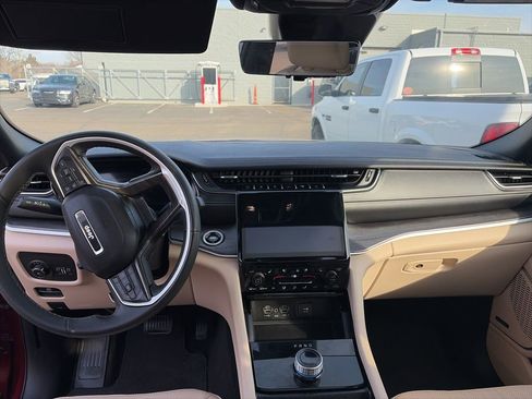 Used 2024 Jeep Grand Cherokee Limited w/ Luxury Tech Group II image 11