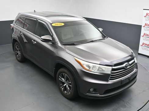 Used 2016 Toyota Highlander XLE AWD/4WD image 27
