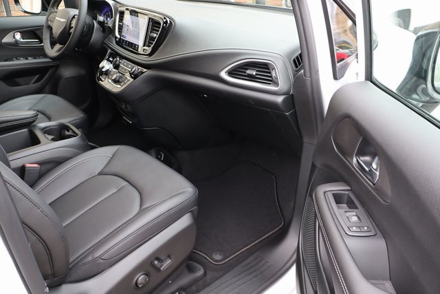 New 2026 Chrysler Pacifica Select AWD/4WD image 58