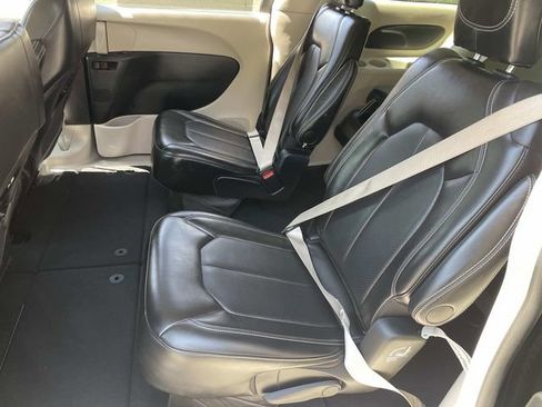 Used 2024 Chrysler Pacifica Touring-L FWD image 17
