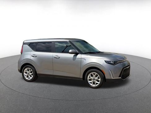 Used 2025 Nissan Sentra SV FWD image 2