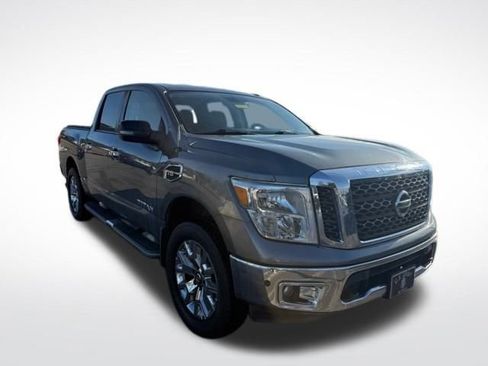 Used 2017 Nissan Titan SV image 7