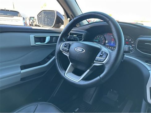 Used 2022 Ford Explorer XLT w/ Equipment Group 202A image 8