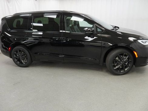 New 2026 Chrysler Pacifica Limited w/ S Appearance Package image 9