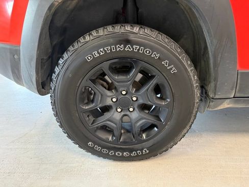 Used 2021 Jeep Cherokee Trailhawk w/ Technology Group AWD/4WD image 35