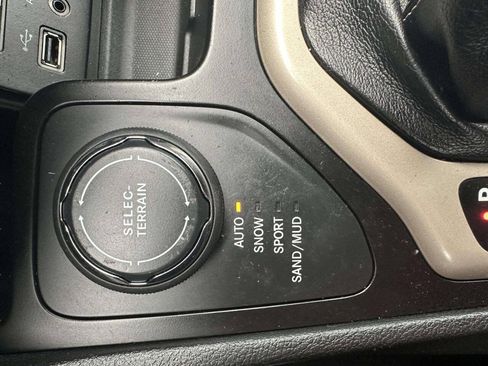 Used 2014 Jeep Cherokee Latitude w/ Comfort/Convenience Group AWD/4WD image 34