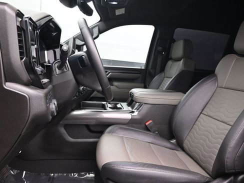 Used 2025 Chevrolet Silverado 2500 ZR2 w/ Technology Package image 12