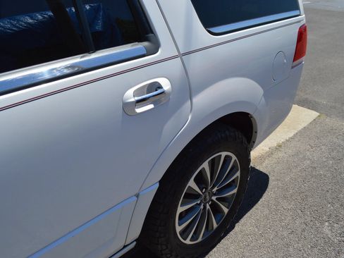 Used 2015 Lincoln Navigator 4WD image 4