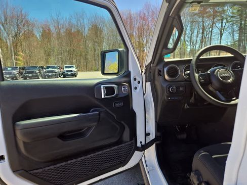 Used 2023 Jeep Wrangler Unlimited AWD/4WD image 19