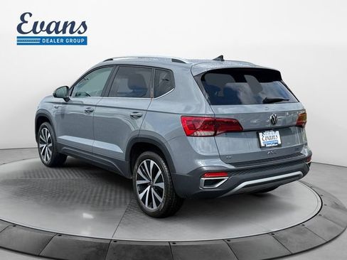 Used 2024 Volkswagen Taos SE w/ Panoramic Sunroof Package FWD image 4