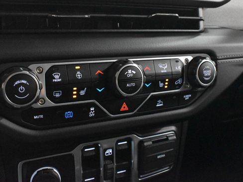 Used 2025 Jeep Wrangler Sahara image 18