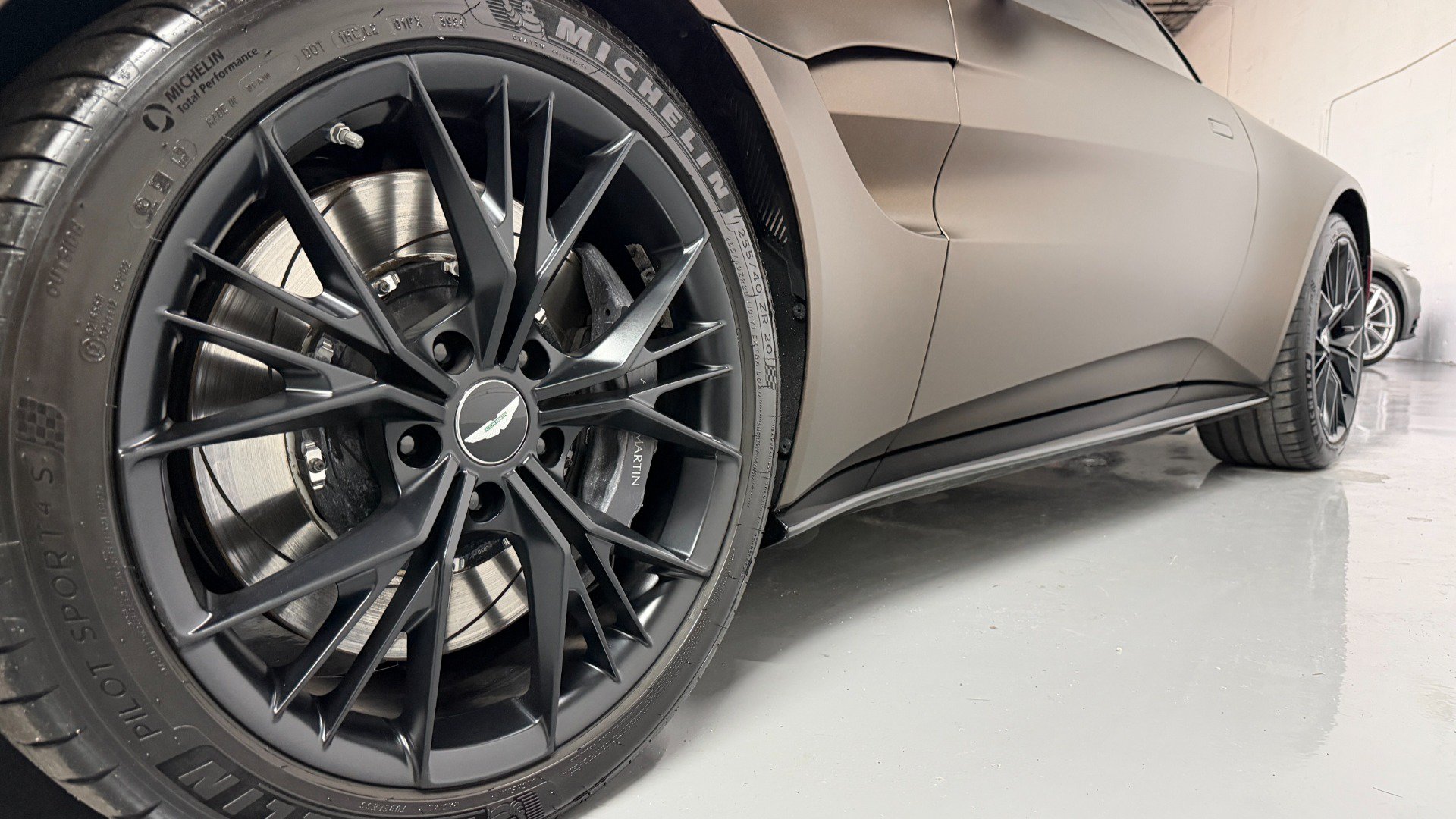 Used 2021 Aston Martin V8 Vantage Coupe RWD image 21