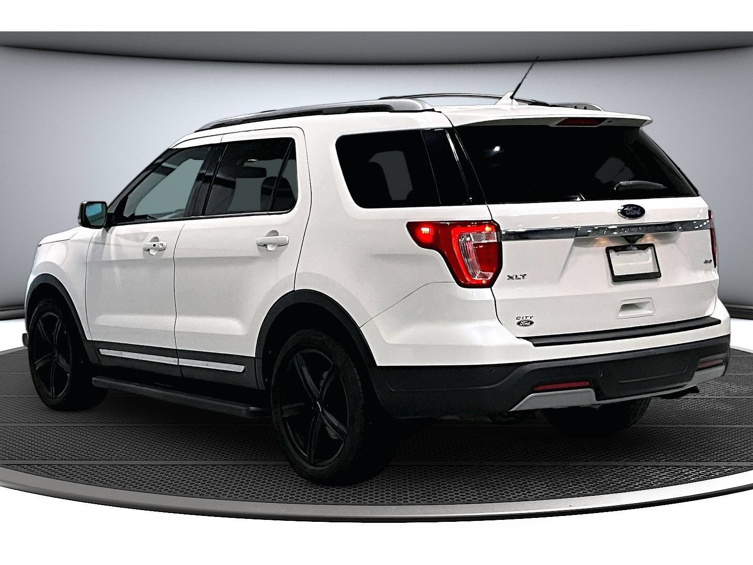 Used 2019 Ford Explorer XLT w/ Equipment Group 201A AWD/4WD image 18