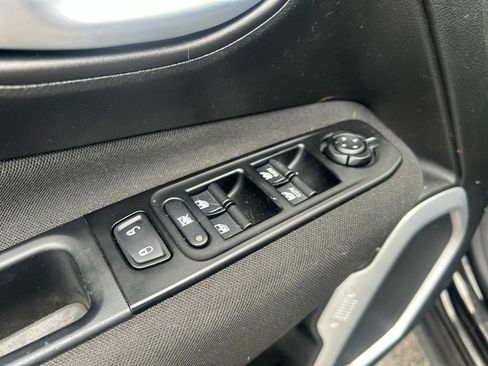 Used 2020 Jeep Renegade Latitude FWD image 12