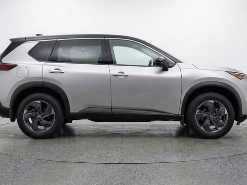 Used 2025 Nissan Rogue SV FWD image 11