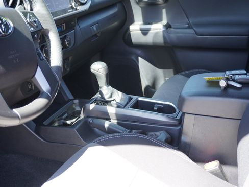 Used 2021 Toyota Tacoma TRD Sport w/ Technology Package AWD/4WD image 21